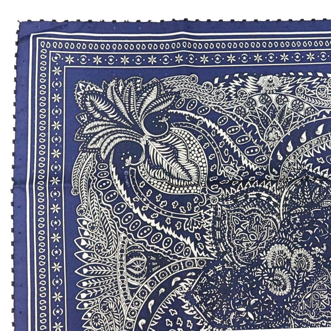 カレ 55 マハラニの庭<br>シルク 100%<br>ホワイト/ネイビー<br>【未使用品】