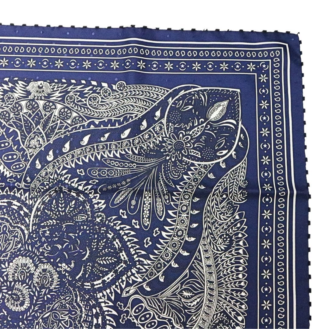 カレ 55 マハラニの庭<br>シルク 100%<br>ホワイト/ネイビー<br>【未使用品】