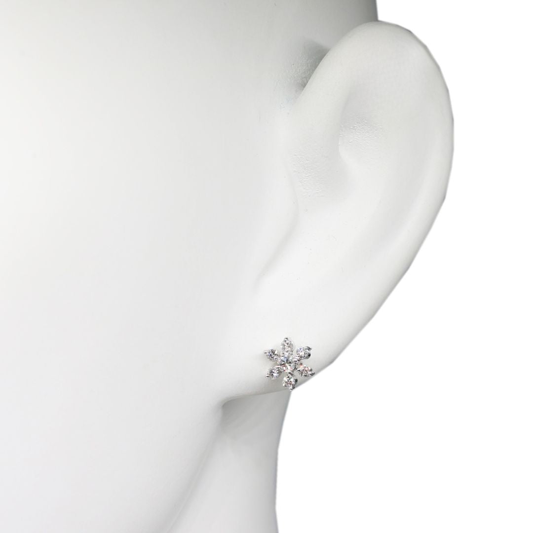 K18WG<br>フラワー<br>ダイヤモンドピアス<br>【未使用品】