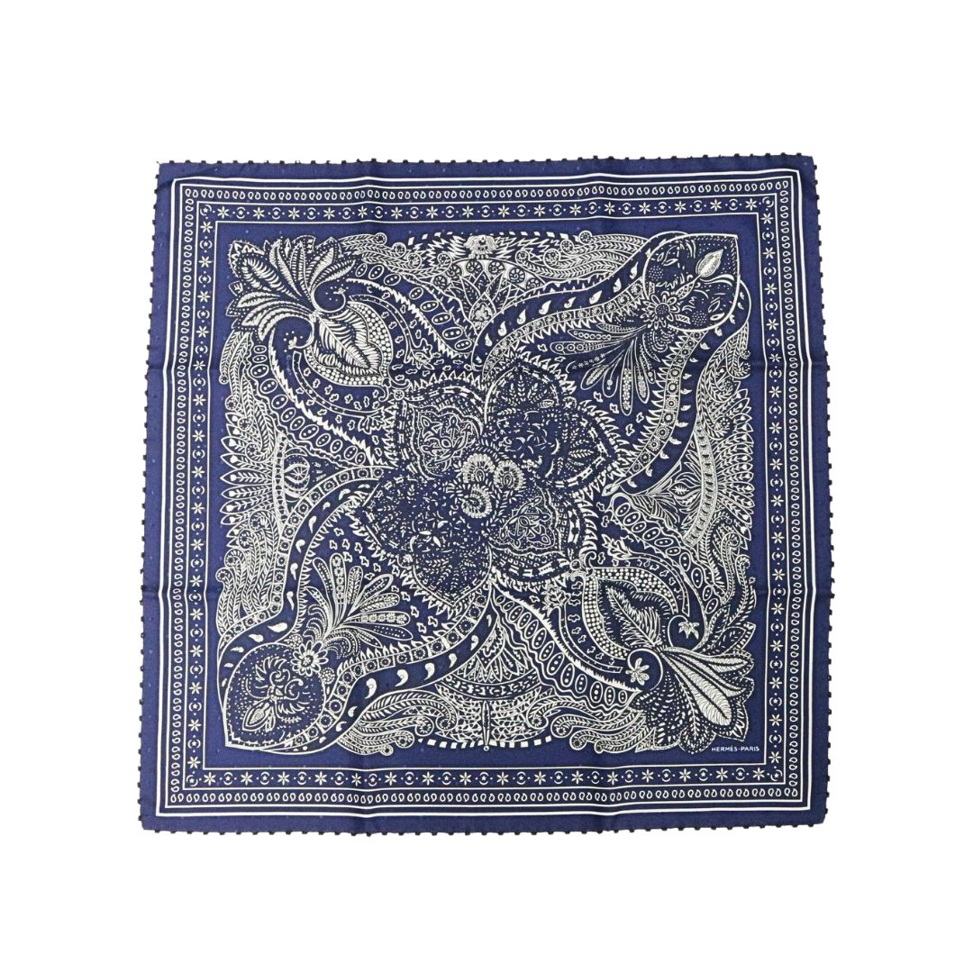 カレ 55 マハラニの庭<br>シルク 100％<br>ホワイト/ネイビー<br>【未使用品】