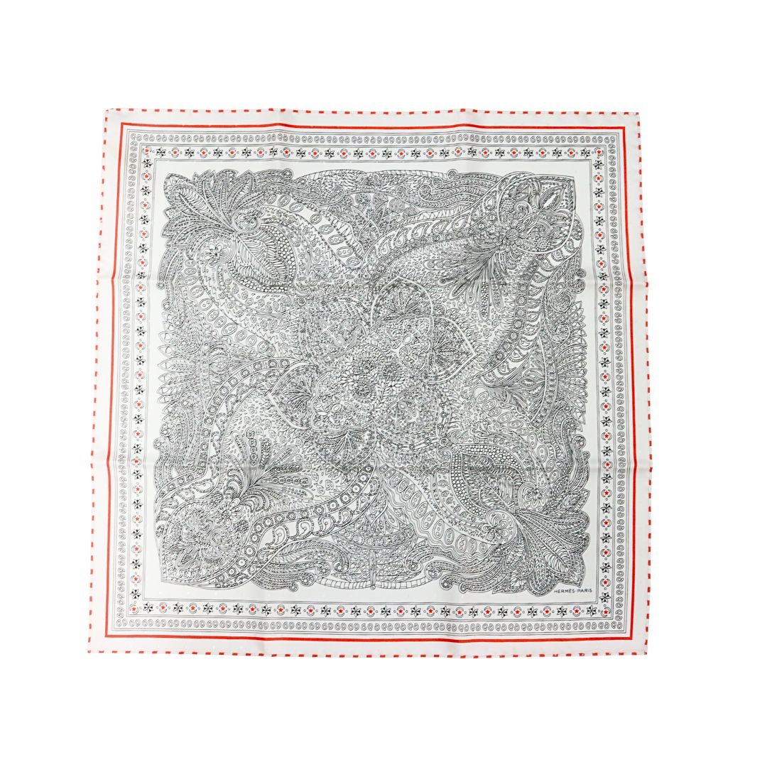 カレ 55 マハラニの庭<br>シルク100％<br>ブラン/ノワール/ルージュ<br>【未使用品】