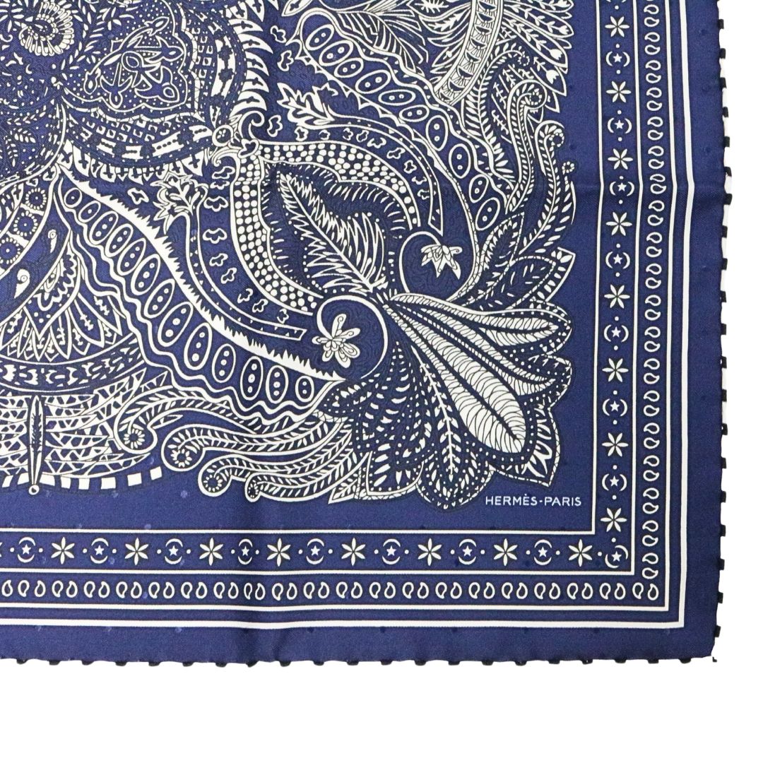 カレ 55 マハラニの庭<br>シルク 100％<br>ホワイト/ネイビー<br>【未使用品】