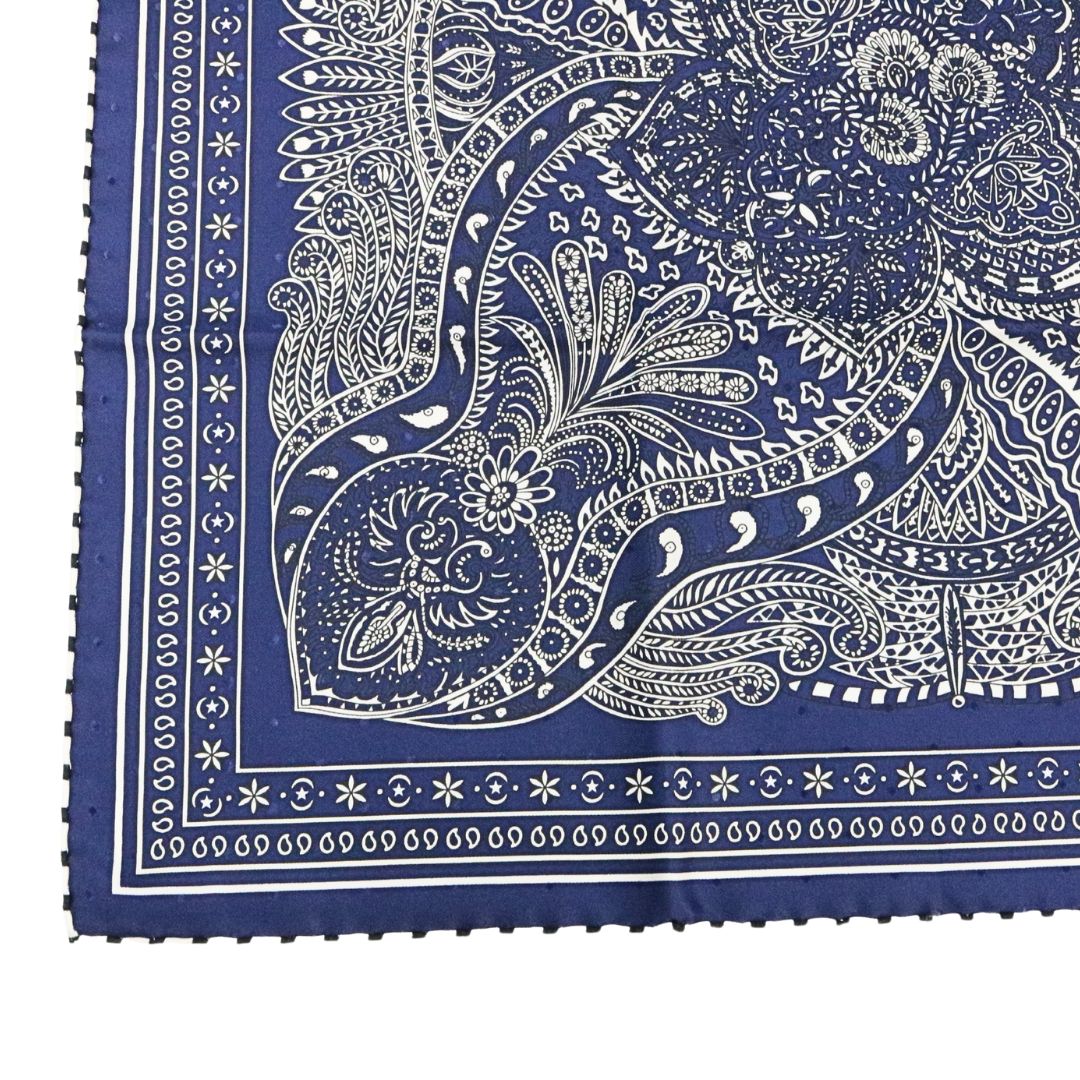 カレ 55 マハラニの庭<br>シルク 100％<br>ホワイト/ネイビー<br>【未使用品】