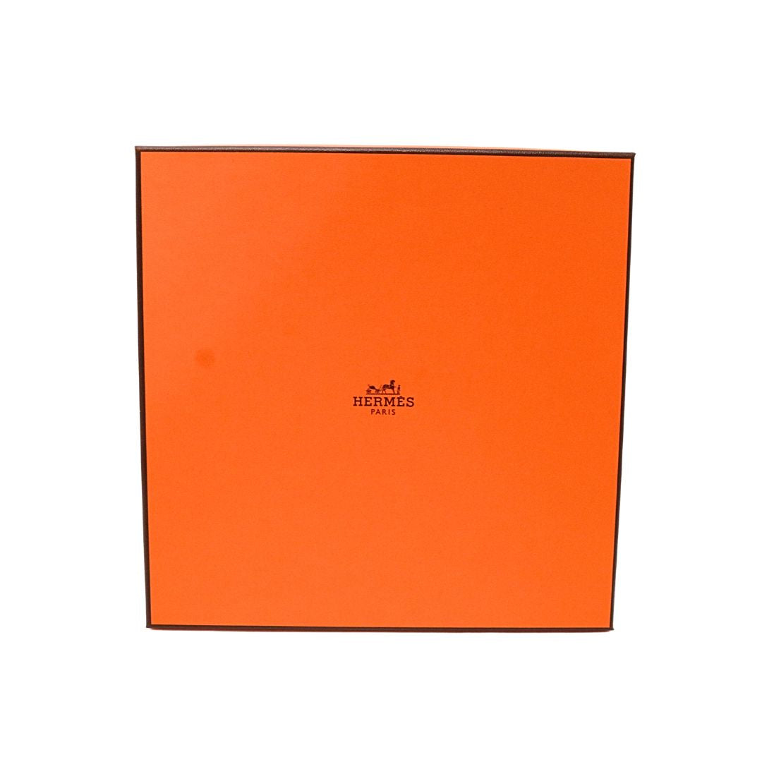 カレ 55 マハラニの庭<br>シルク100％<br>ブラン/ノワール/ルージュ<br>【未使用品】