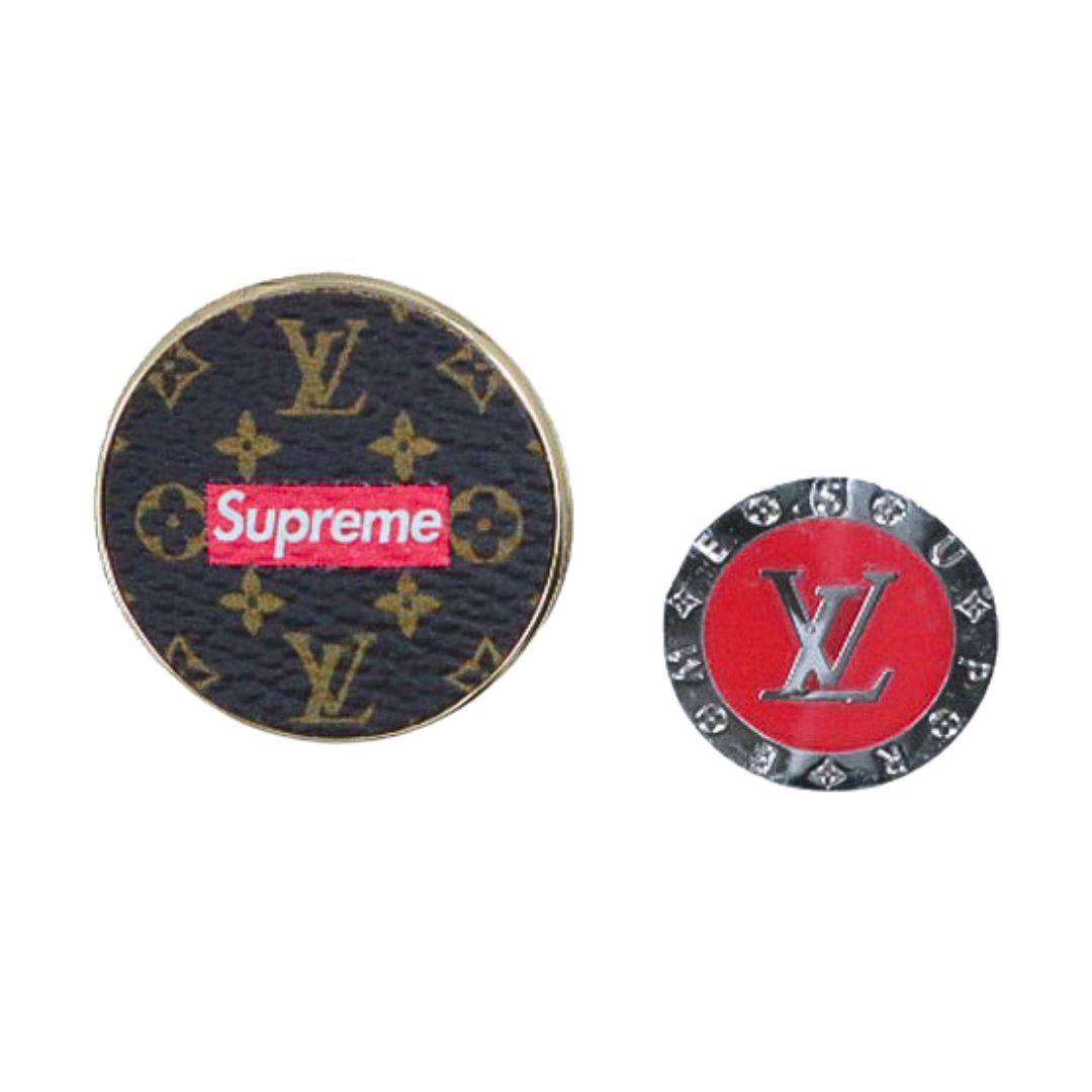 ピンブローチ 2点セット<br>Supremeコラボ<br>モノグラムキャンバス/メタル<br>モノグラム/レッド×シルバー<br>【USED】