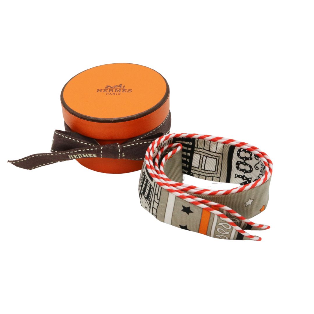 ツイリードールキャンディー<br>エルメス・パリ・ステーション<br>シルク100％<br>グリサンドル/オレンジ/ブラック<br>【NEW】