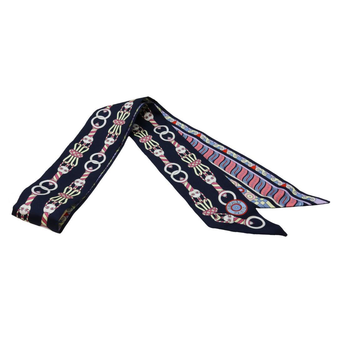 エルメス ツイリー新品未使用タグ付　ハーネスの薔薇窓 HERMES【エルメス】ツイリー ハーネスの薔薇窓 シルク100％ マリーヌ