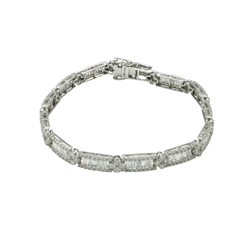 K18WG/D5.00ct<BR>フラワーモチーフ<br>バゲットダイヤモンド<BR>テニスブレスレット<BR>【NEW】