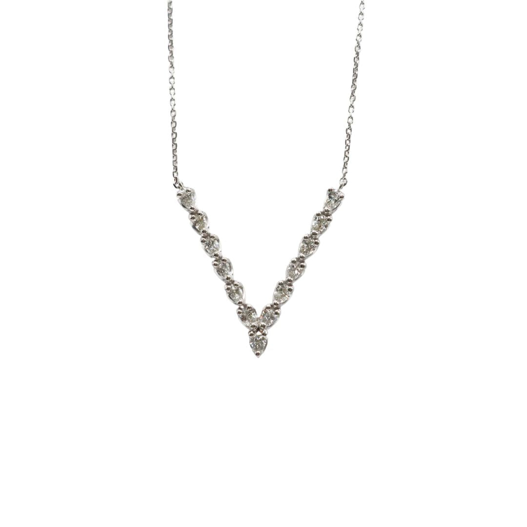 ORIGINAL JEWELRY<br>【オリジナルジュエリー】<br>K18WG/D0.48ct<br>V字ダイヤモンド ペンダント Mサイズ<br>【NEW】