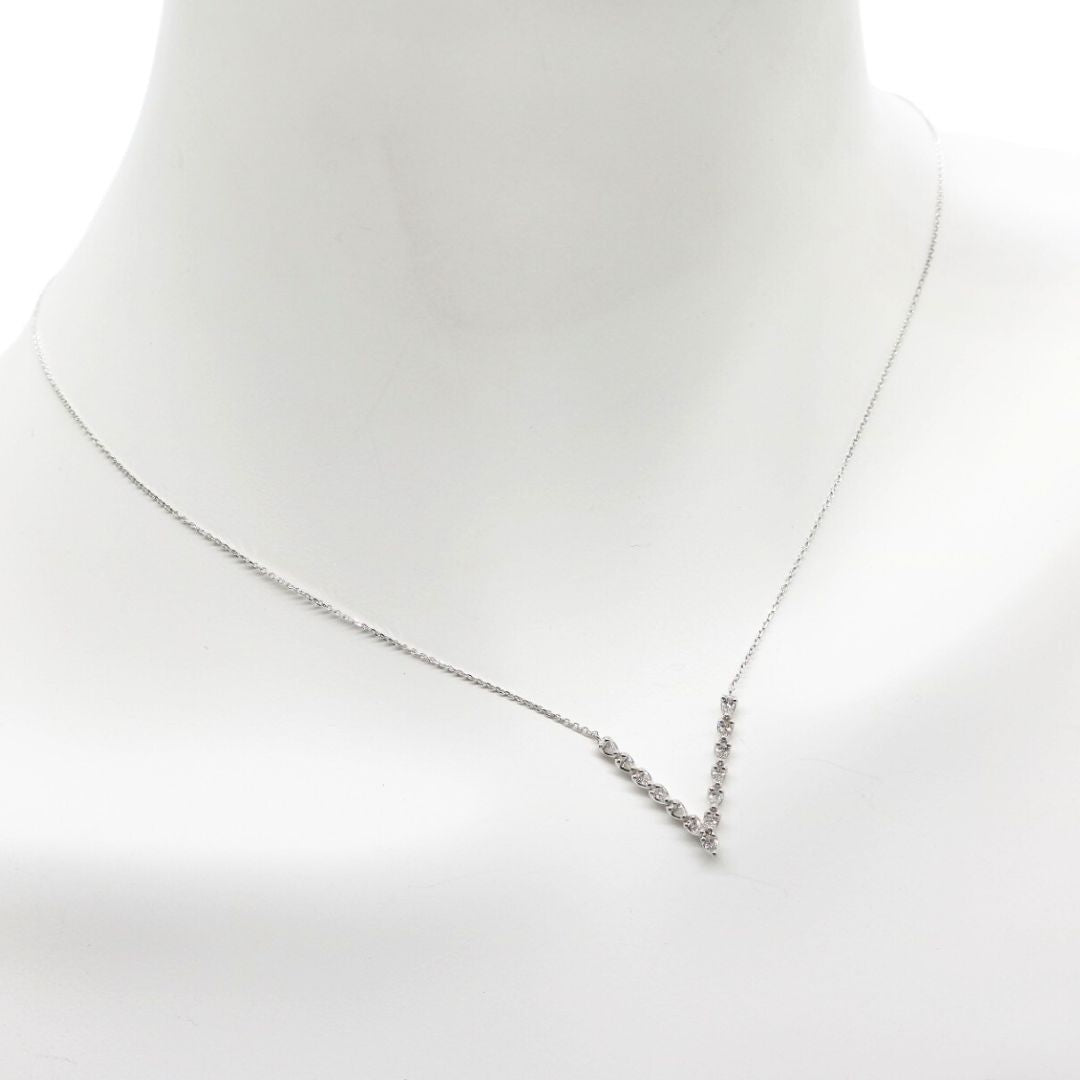 ORIGINAL JEWELRY<br>【オリジナルジュエリー】<br>K18WG/D0.48ct<br>V字ダイヤモンド ペンダント Mサイズ<br>【NEW】