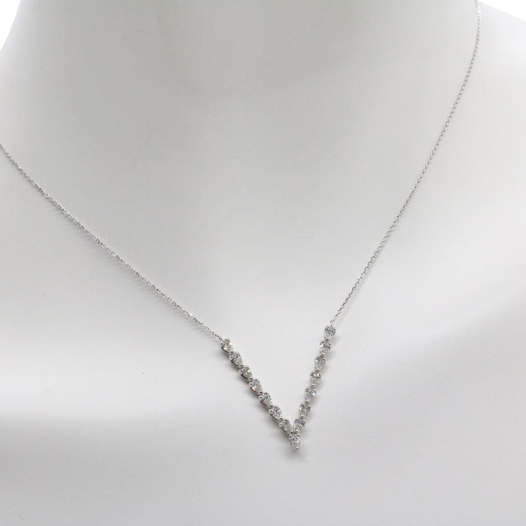 ORIGINAL JEWELRY<br>【オリジナルジュエリー】<br>K18WG/D1.05ct<br>V字ダイヤモンド ペンダント Lサイズ<br>【NEW】