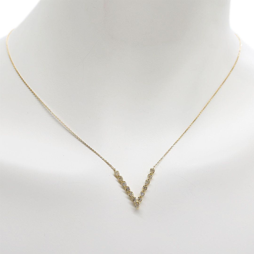 ORIGINAL JEWELRY<br>【オリジナルジュエリー】<br>K18YG/D0.54ct<br>V字ダイヤモンド ペンダント Mサイズ<br>【NEW】