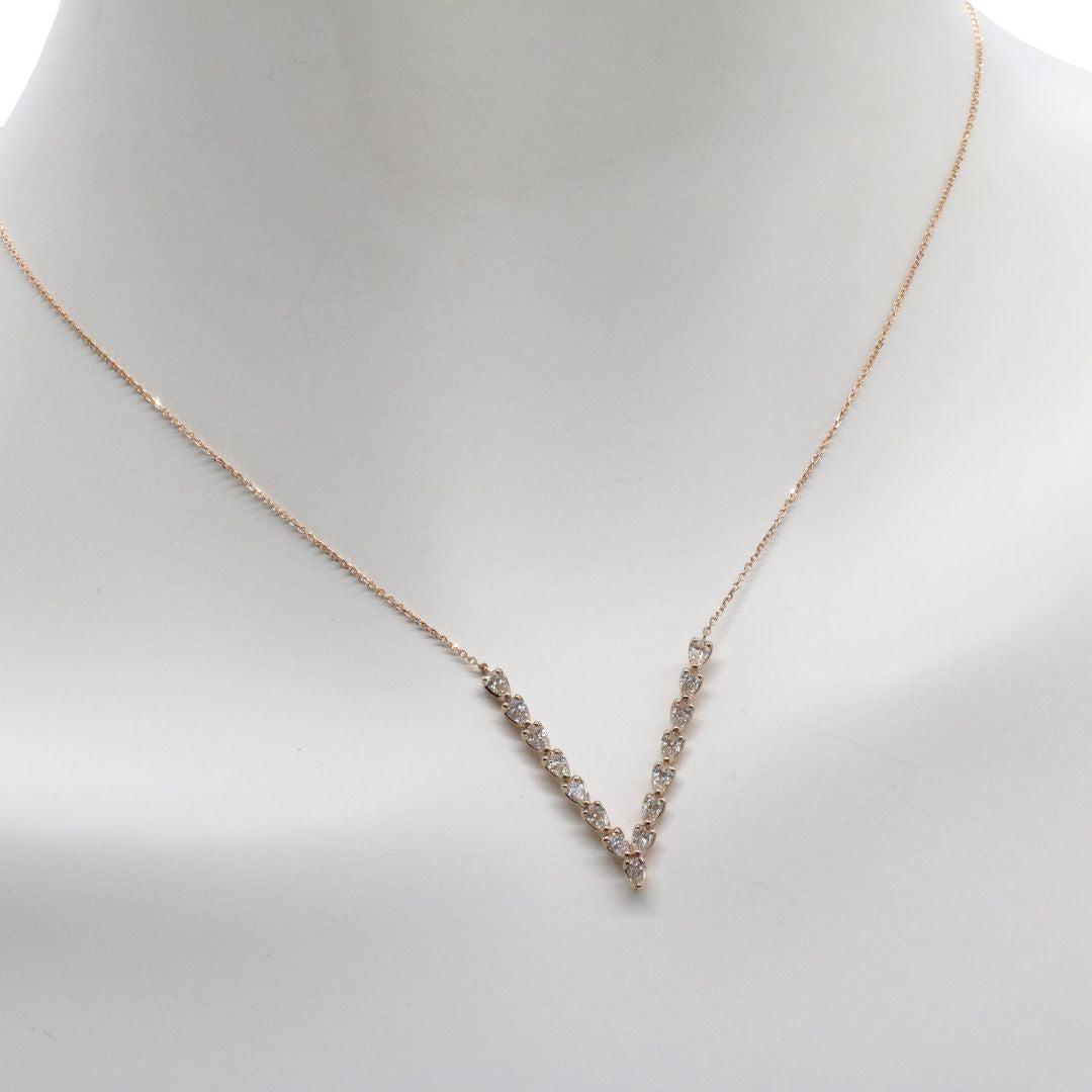 ORIGINAL JEWELRY<br>【オリジナルジュエリー】<br>K18PG/D1.06ct<br>V字ダイヤモンド ペンダント Lサイズ<br>【NEW】