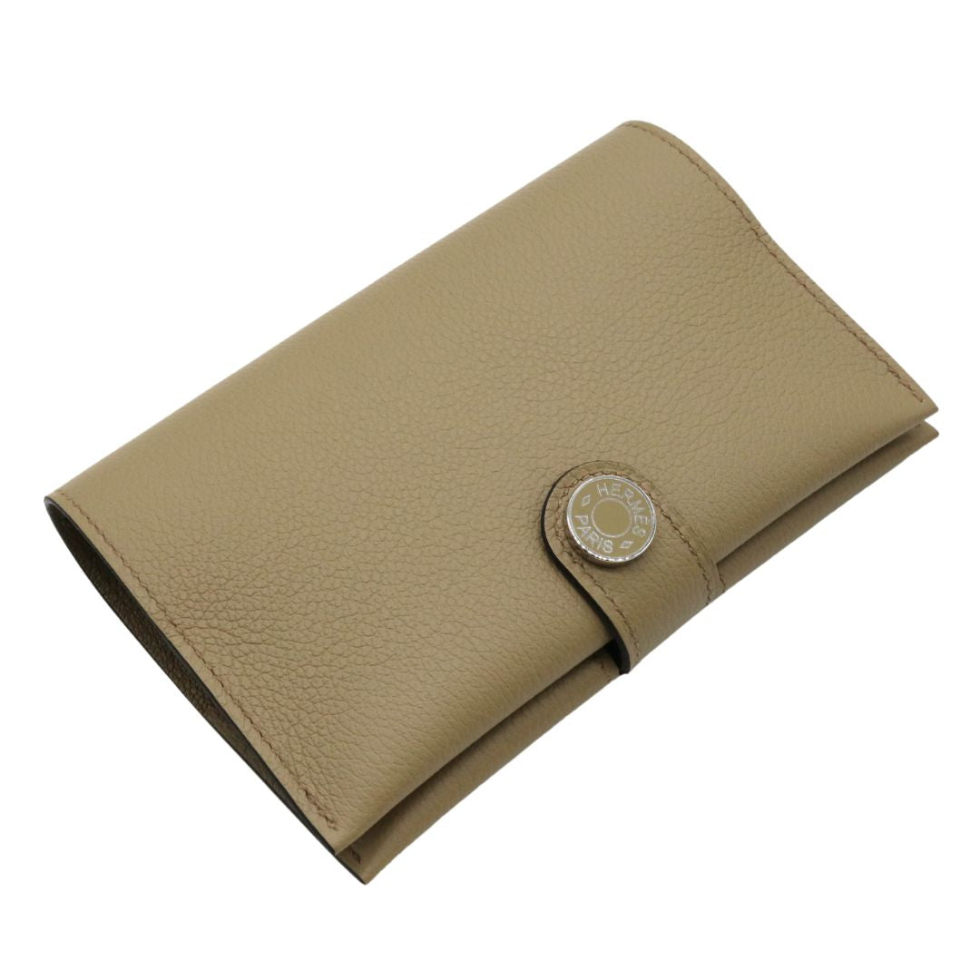 R.M.S パスポートホルダー<br>カーフスキン<br>ベージュマルファ/シルバー金具<br>【NEW】
